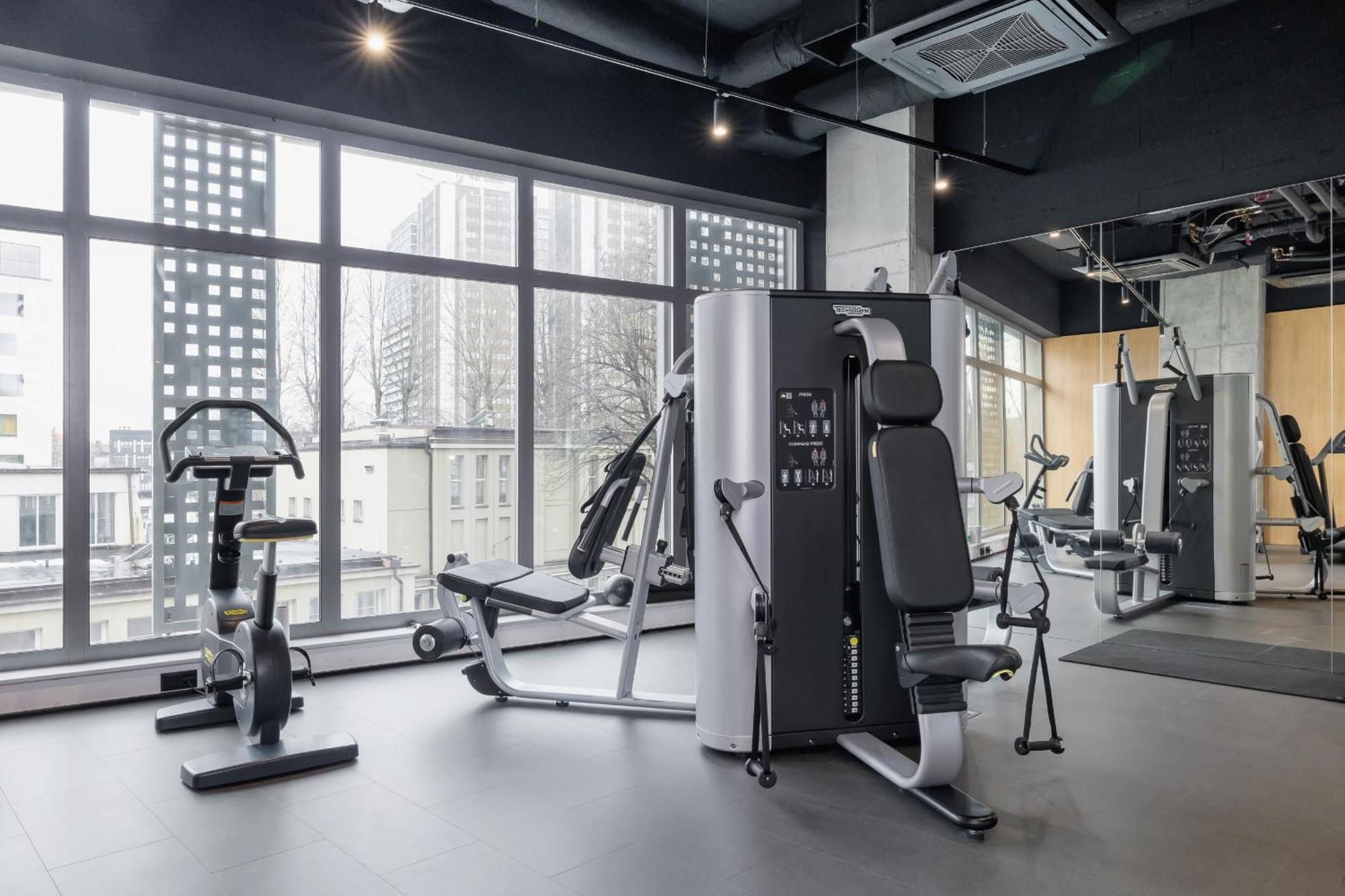 Spacious With Parking And Access To Gym And Sauna By Renters Apartment