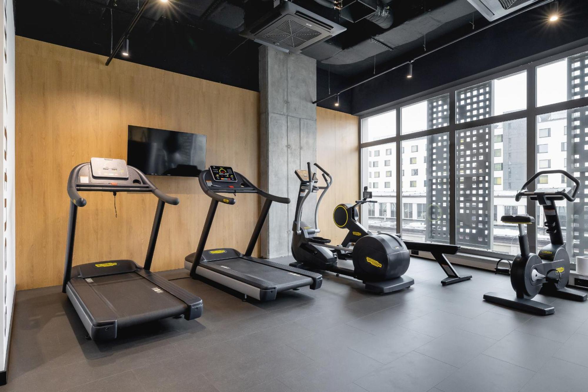 Spacious With Parking And Access To Gym And Sauna By Renters Apartment